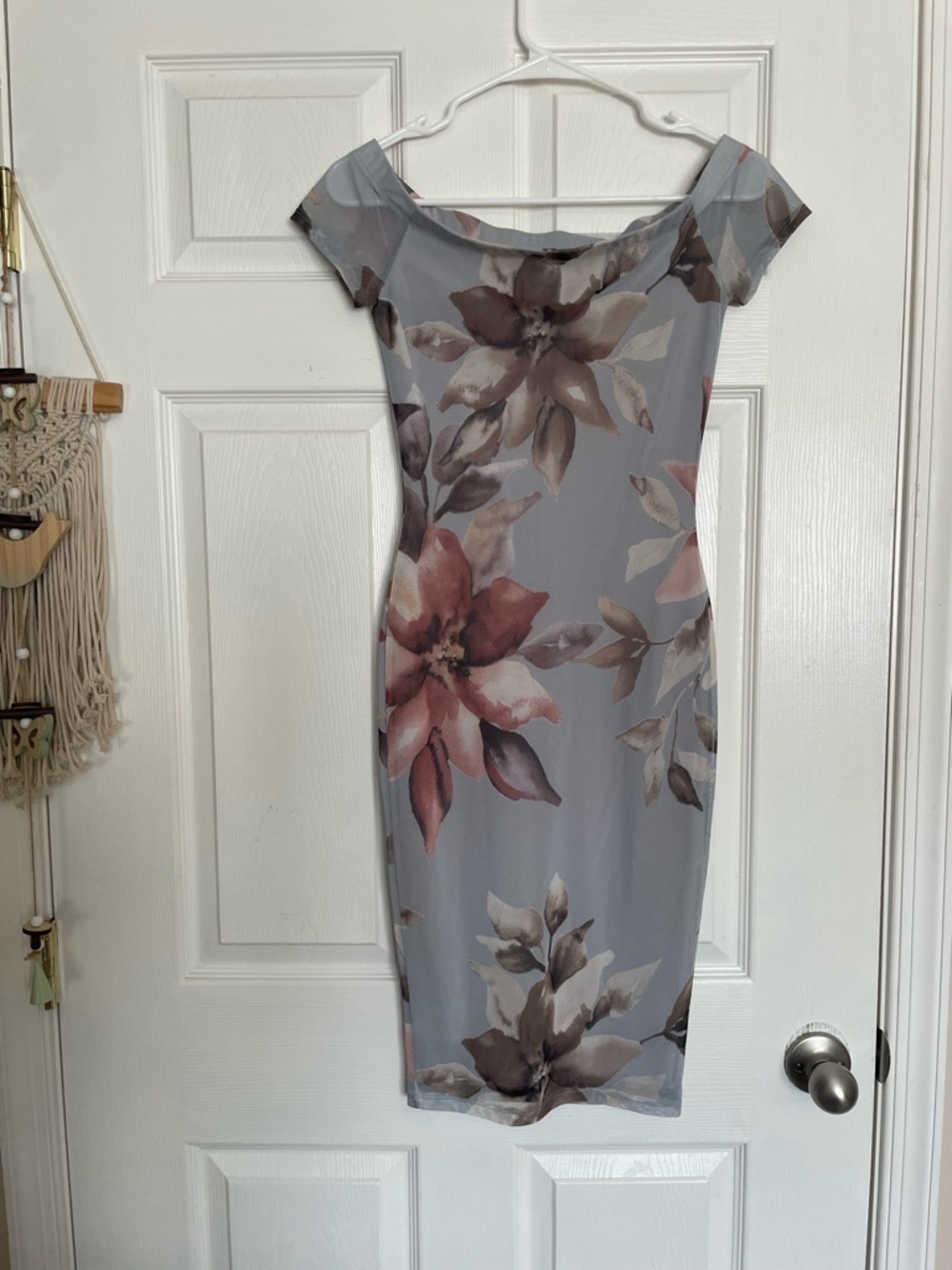 Windsor Women’s Small Floral Off-Shoulder Bodycon Midi Dress in Grey and Blush